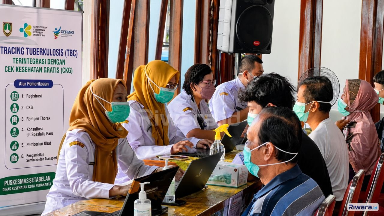 Warga Kelurahan Ketelan mengikuti tracing TBC terintegrasi program Cek Kesehatan Gratis CKG yang digelar DKK Surakarta melalui Puskesmas Setabelan di Kecamatan Banjarsari Selasa 26 Mei 2026